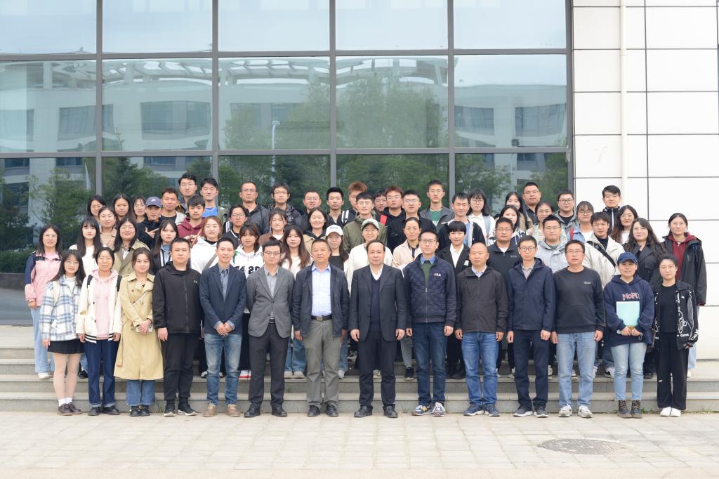 4 天游官网师生与冯起院士合影.jpg 4 天游官网师生与冯起院士合影.jpg