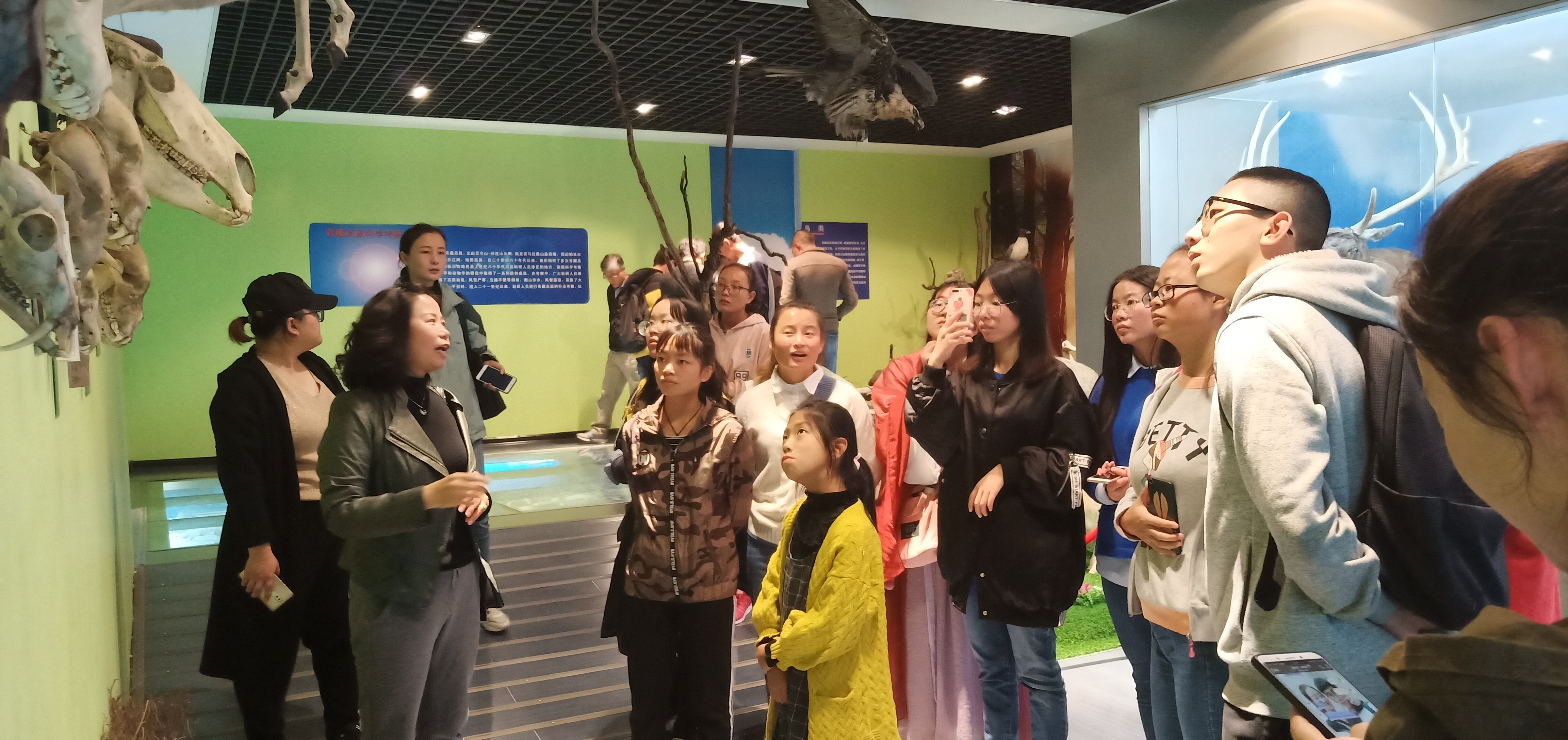 地理科学学院组织学生参观中国科学院西北高原生物研究所青藏高原生物标本馆.jpg